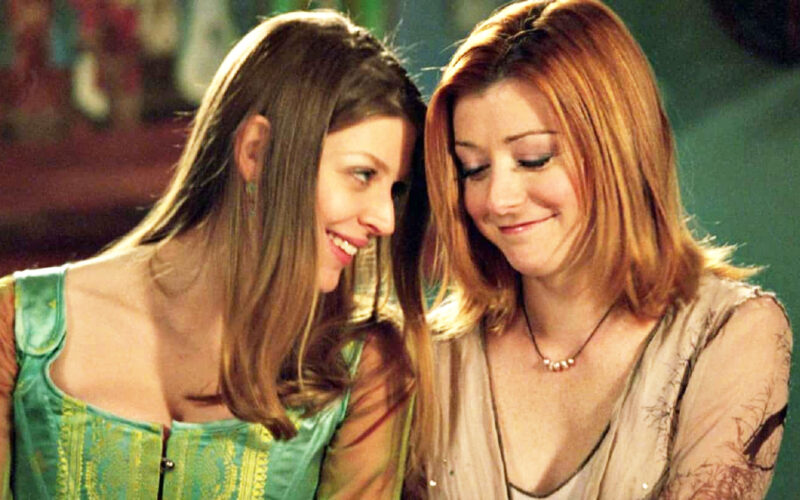 Unforgettable Lesbian & Sapphic Kisses From TV & Movies